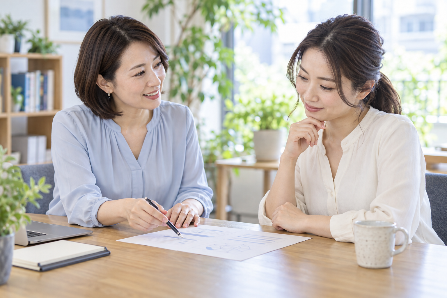 ワークシートを使い対話する相談者とコンサルタント