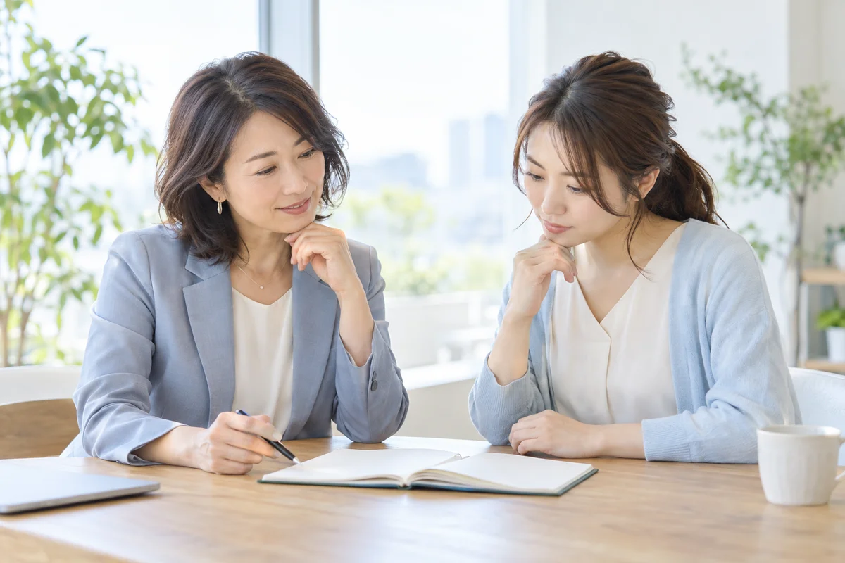 ノートを見ながら今の状況について穏やかに話し合う二人