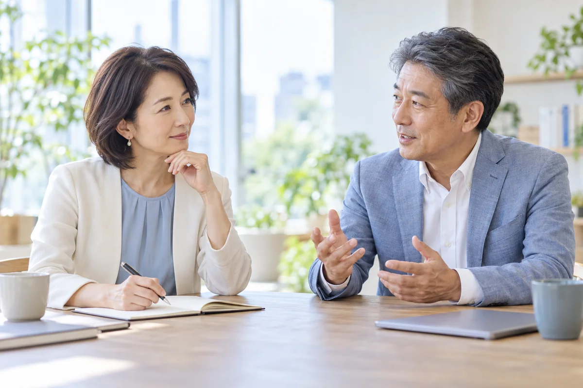 相手の話に耳を傾け、穏やかに対話する二人